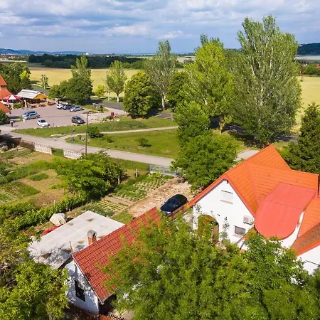 Apartament Huszar Vendeghaz *