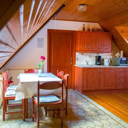 דירה Huszar Vendeghaz *