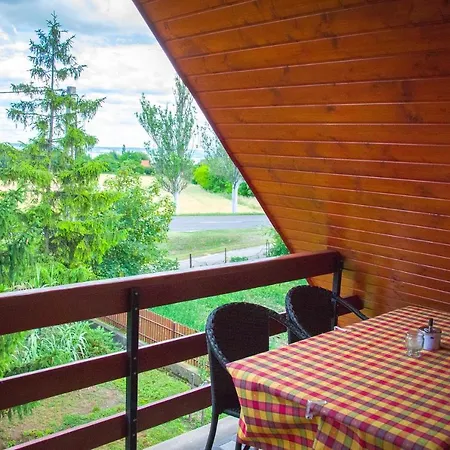 Huszar Vendeghaz اورفينيس