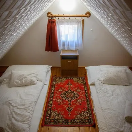 Huszar Vendeghaz اورفينيس