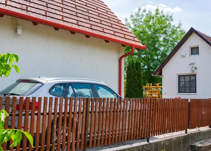 Huszar Vendeghaz Apartment